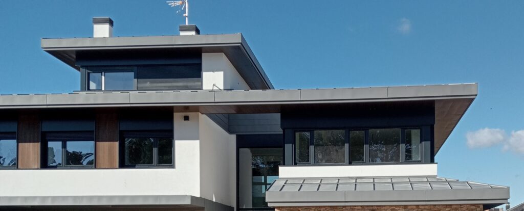 Fachada ligera de composite y SATE en vivienda