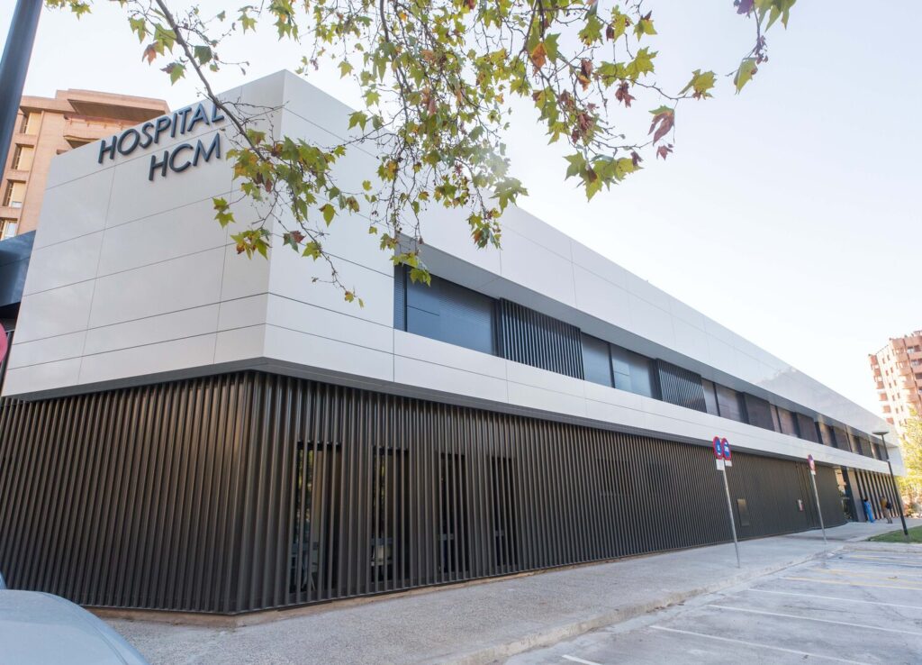Fachada ligera de composite en el Hospital HCM, Zaragoza