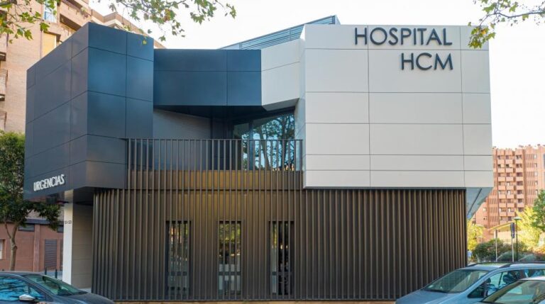 Acceso del Hospital HCM con fachada de composite, Zaragoza