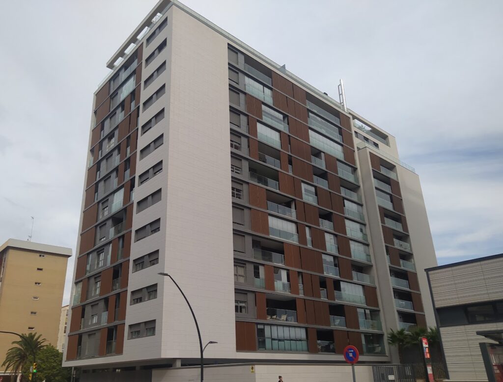 Torre de viviendas con fachada ventilada ceramica, Zaragoza