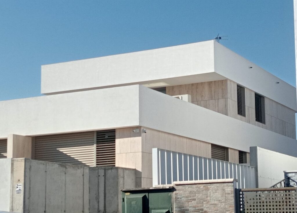 Fachada ventilada de travertino y SATE en Zaragoza