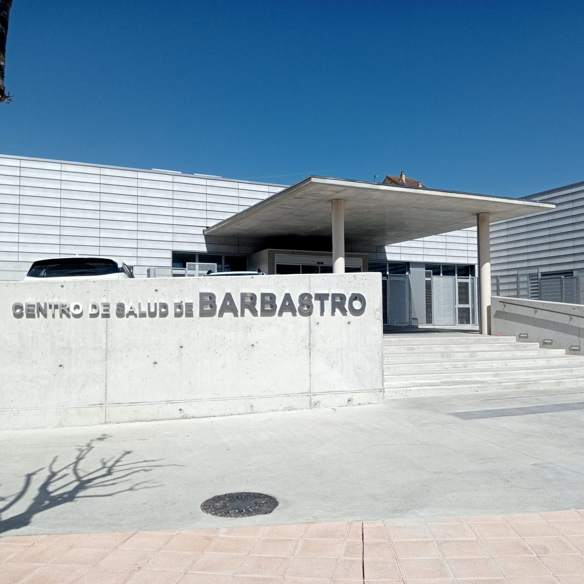 800x800 Acceso principal del Centro de Salud de Barbastro con fachada ventilada