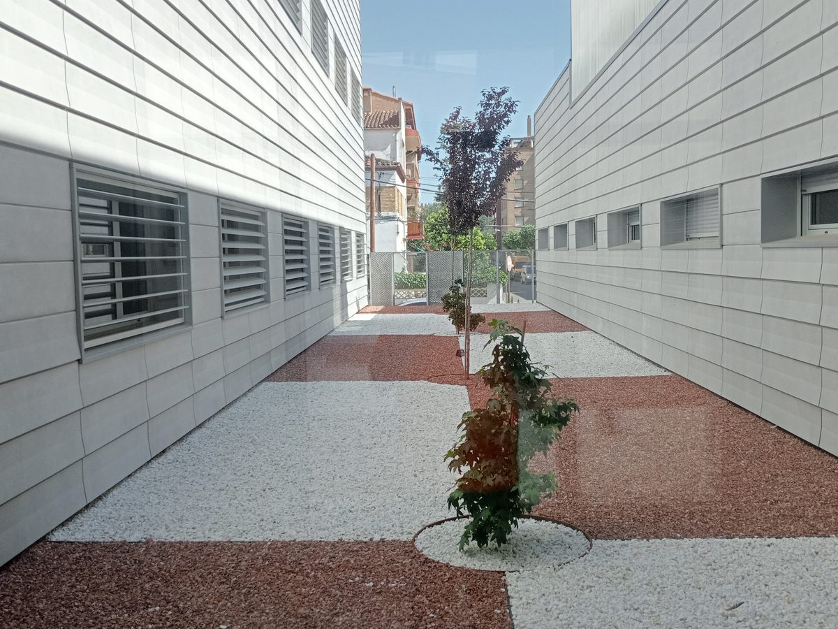 Fachada ventilada en obra nueva, patio del Centro de Salud de Barbastro