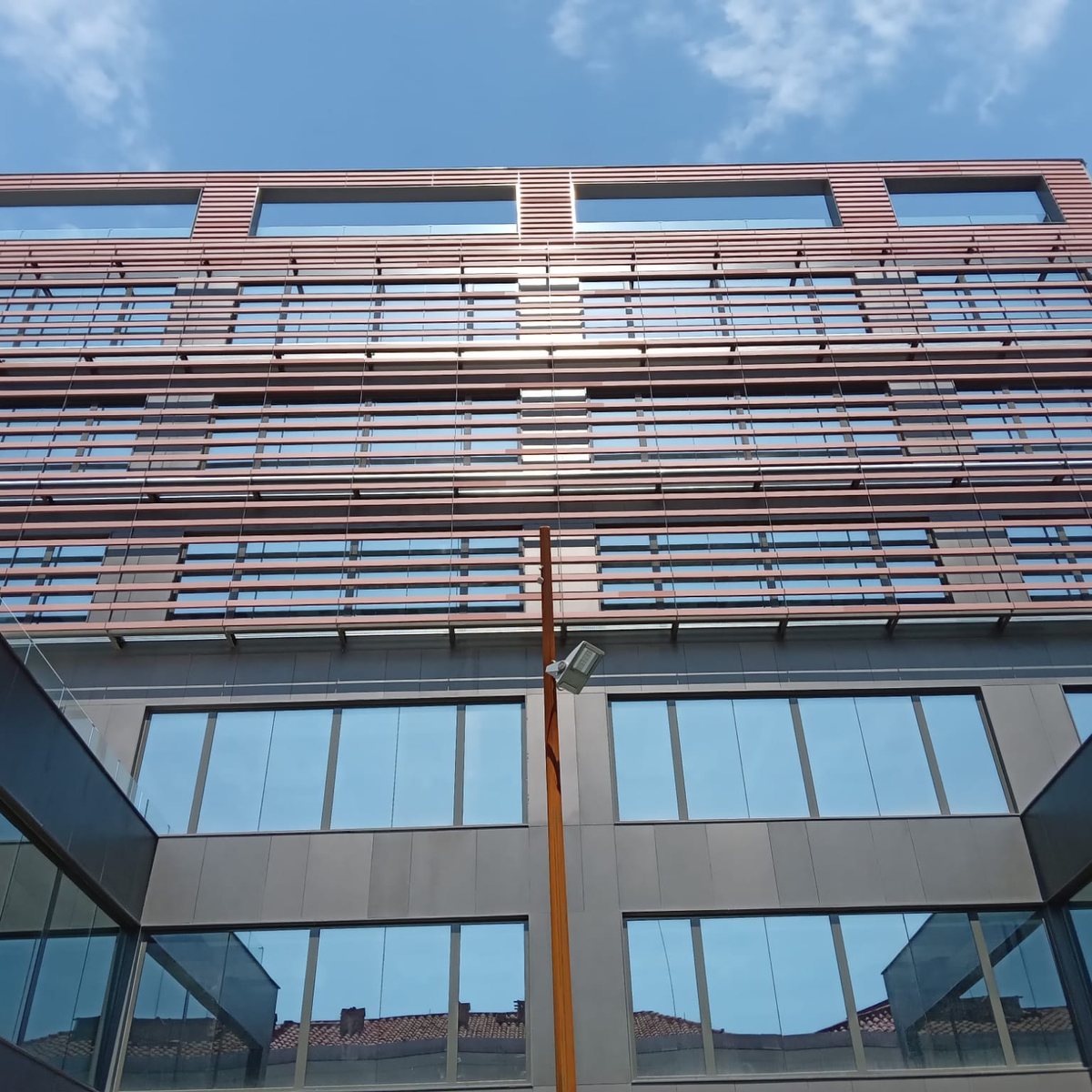 800x800 Fachada ventilada ceramica de gran formato y bastones en Barcelona