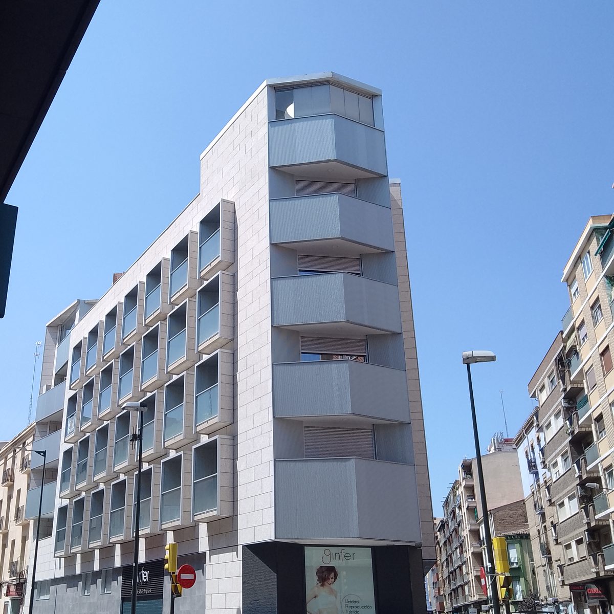 800x800 Esquina del bloque C Carmen con balcones y revestimiento de piedra