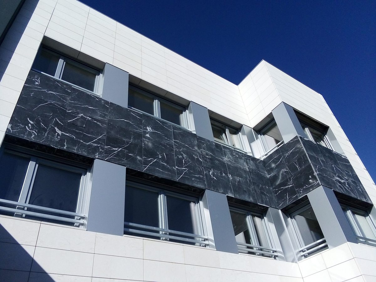 Fachada ventilada de piedra natural ejecutada por Rubisa